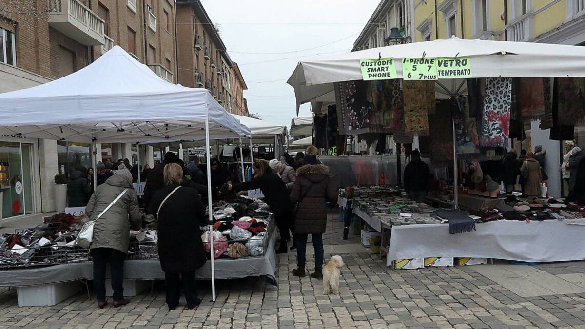Assembramenti al mercato di Rimini, chiuso e multato un banco