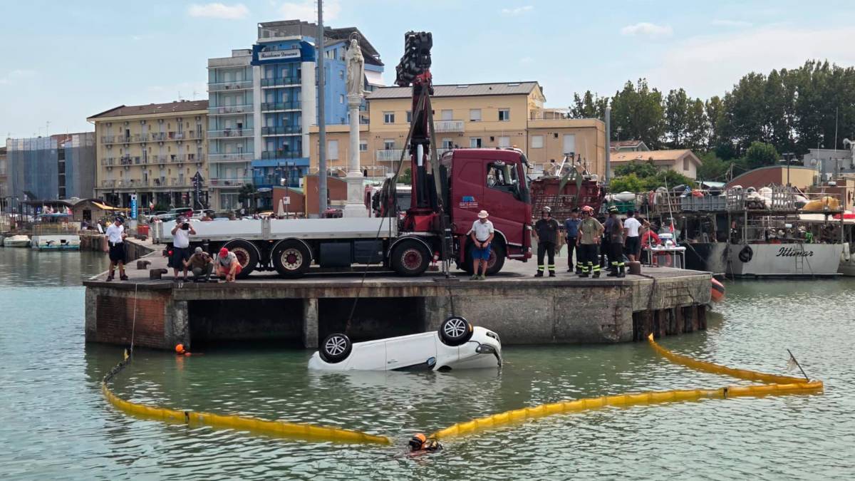 Cattolica, tenta di uccidere la moglie buttandosi con l’auto nel canale, martedì era stato arrestato e poi rilasciato VIDEO GALLERY