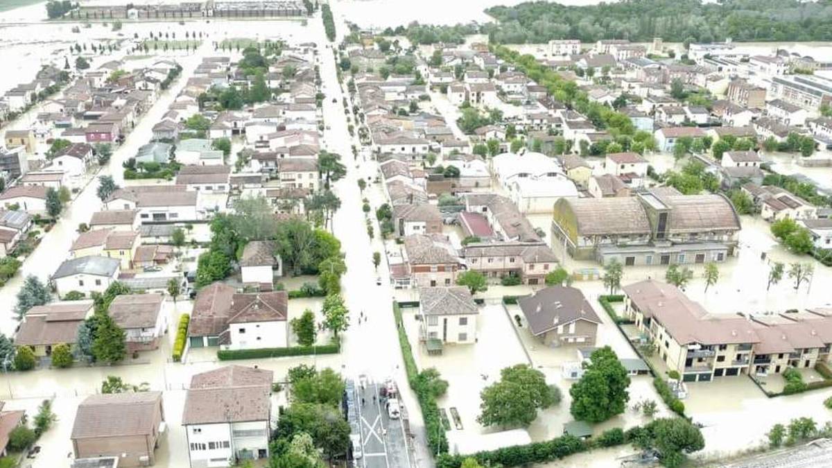 Tra Conselice e Lavezzola l'acqua sale e l'idrovora non funziona: Salite ai piani alti