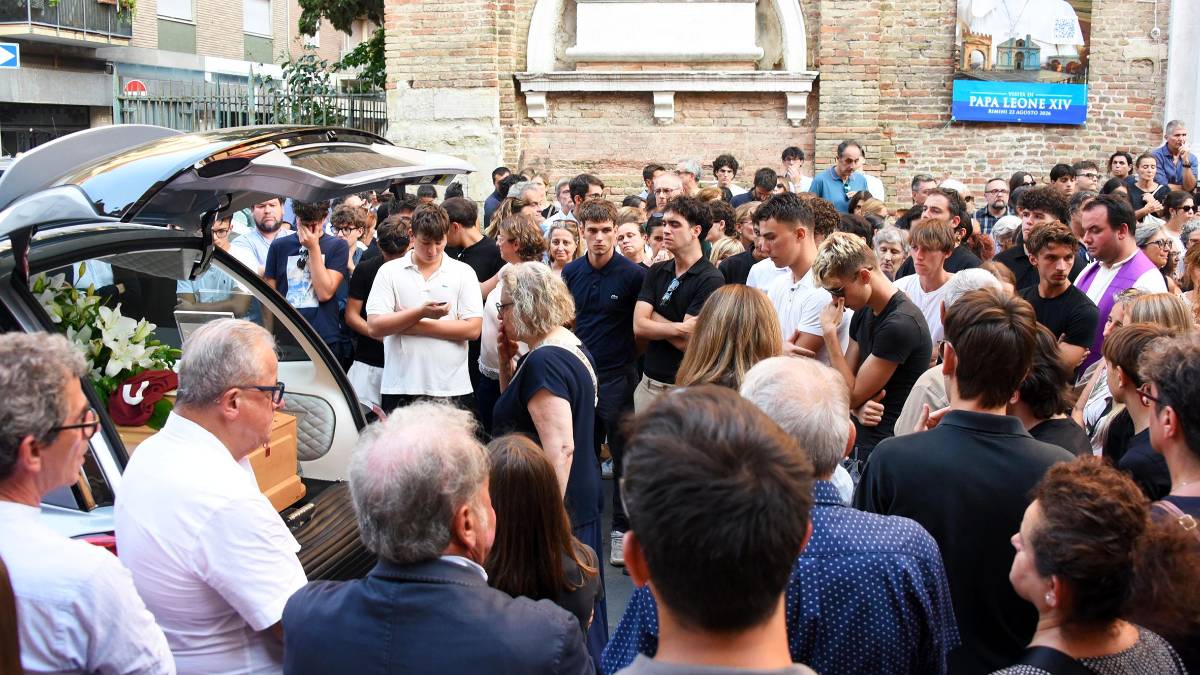 Rimini, l’addio a Tommaso Ugolini: la commozione e il silenzio di centinaia di persone