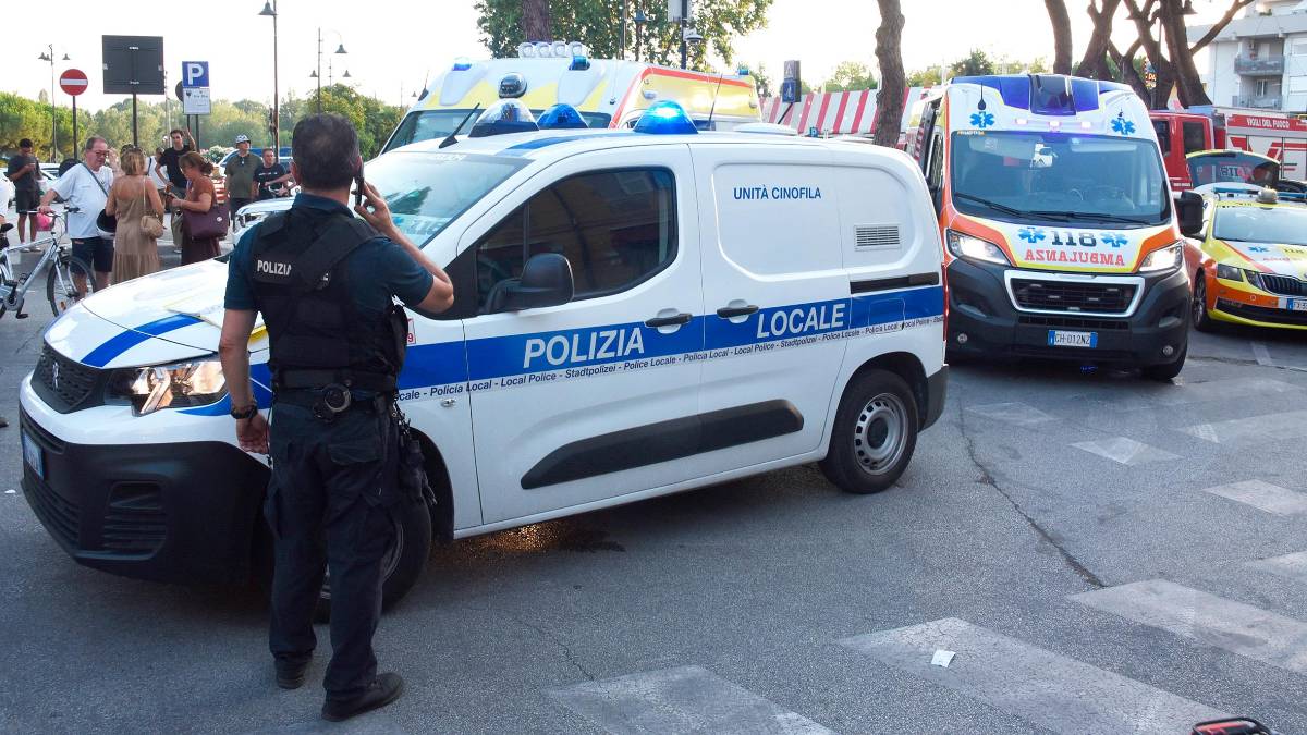 Rimini, si schianta contro tre auto nel Borgo San Giuliano: 5 persone ferite VIDEO GALLERY