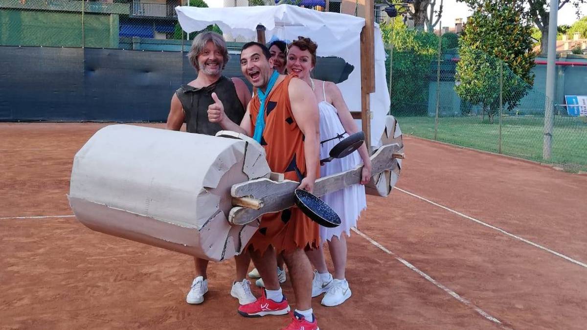 Il torneo di tennis con le padelle portate da casa: il 26 luglio appuntamento a Faenza