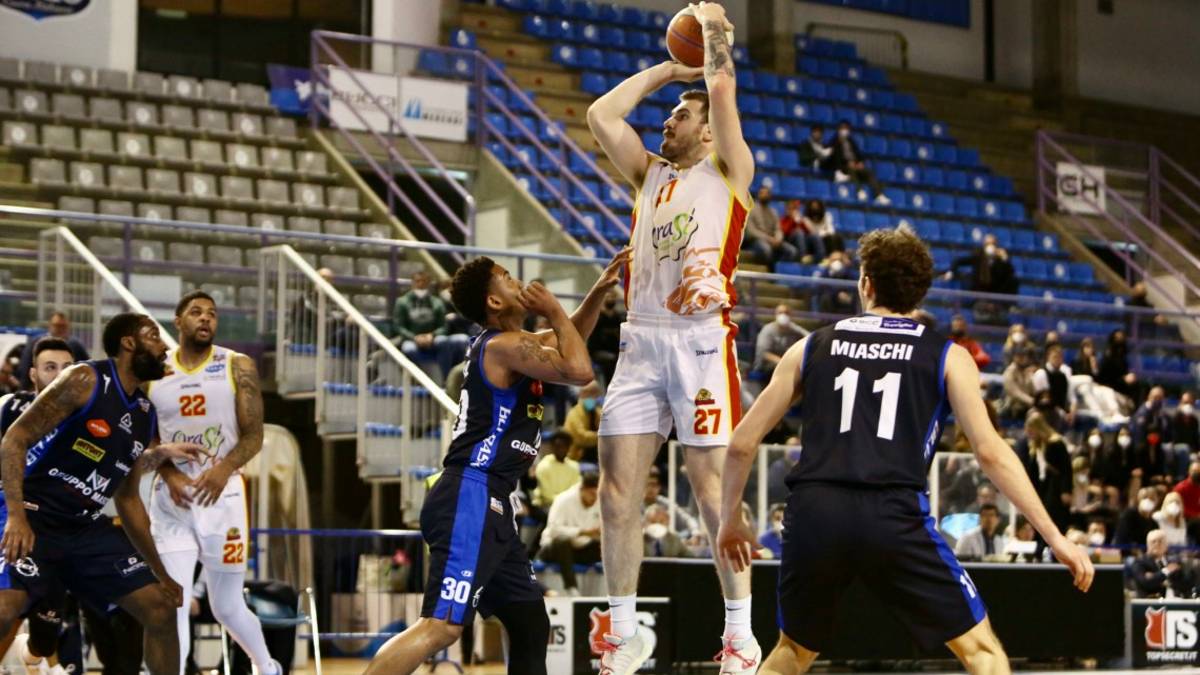 Basket A2, si chiude la fase a orologio: Ravenna a Cantù per una prova generale di play-off