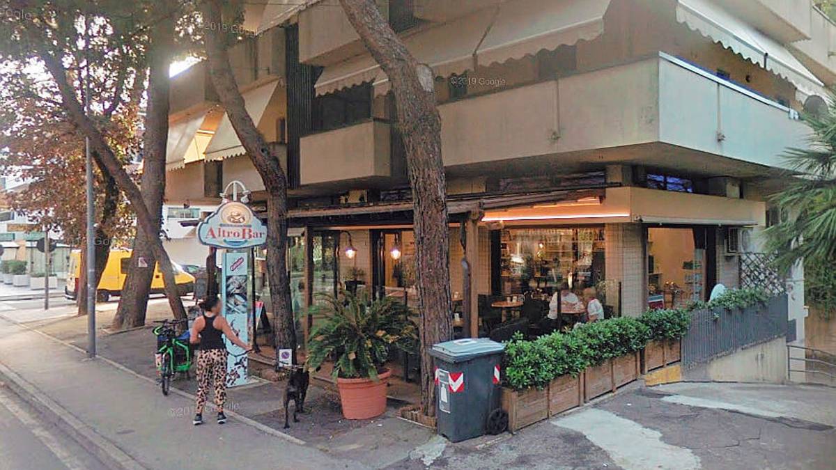 Coppia ruba le offerte dei clienti dal bancone di un bar di Riccione