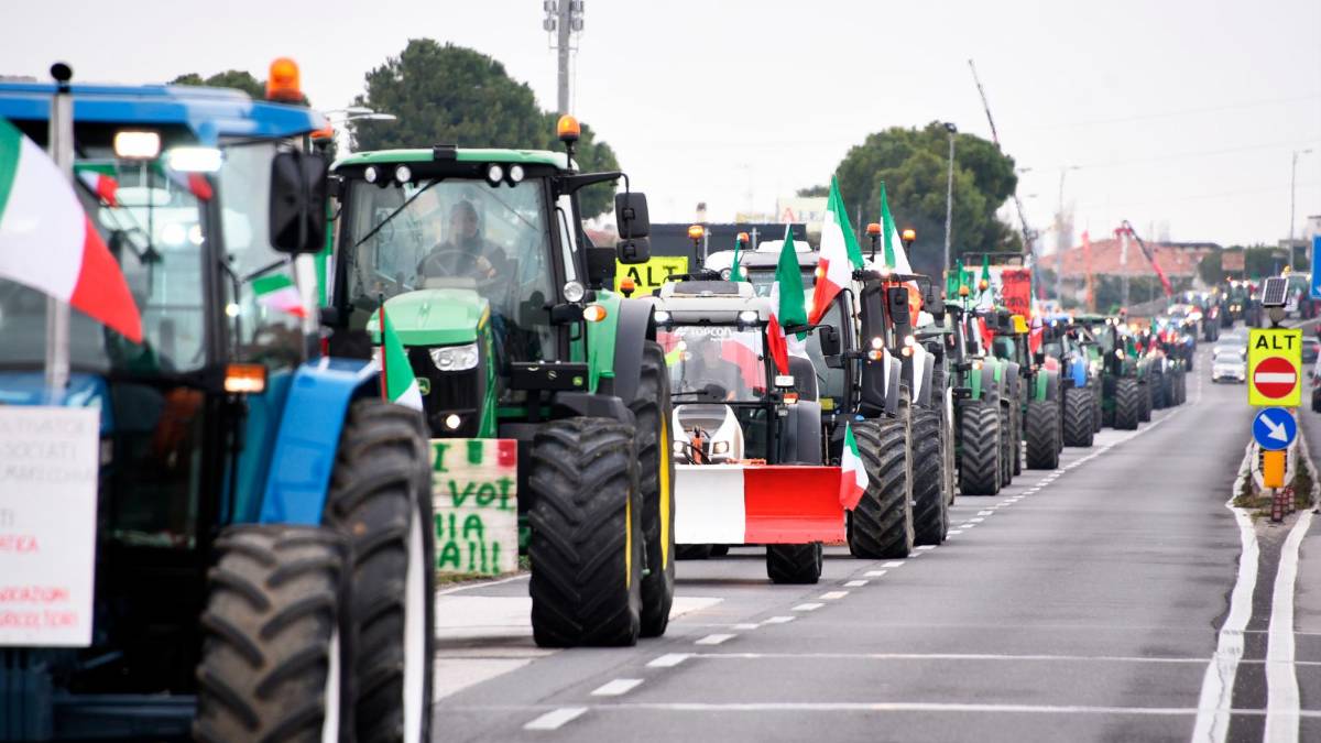 La protesta dei trattori a Rimini: “Siamo i custodi della terra, ma l’Unione Europea ci massacra” - VIDEO GALLERY
