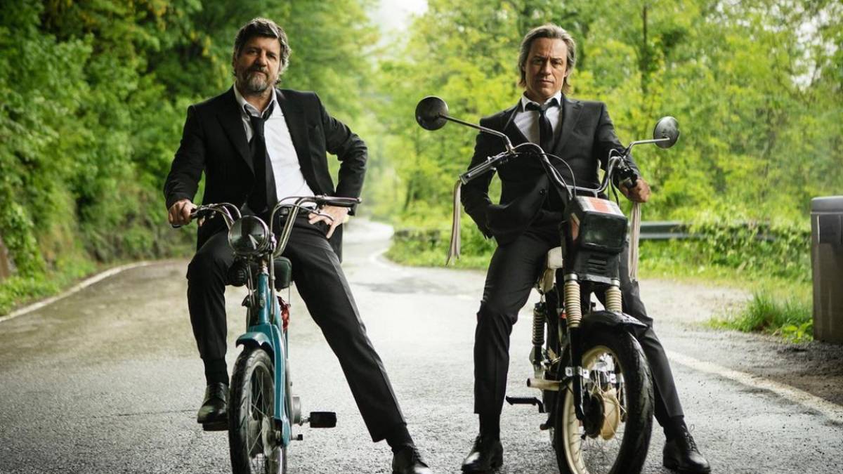 Accorsi e De Luigi nel terzo film da regista del romagnolo, 50 km all'ora