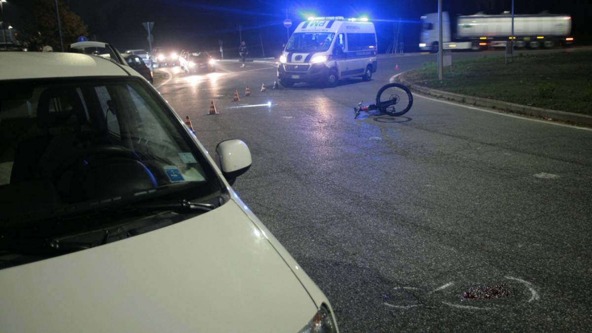 Ravenna, ciclista investito alla rotonda