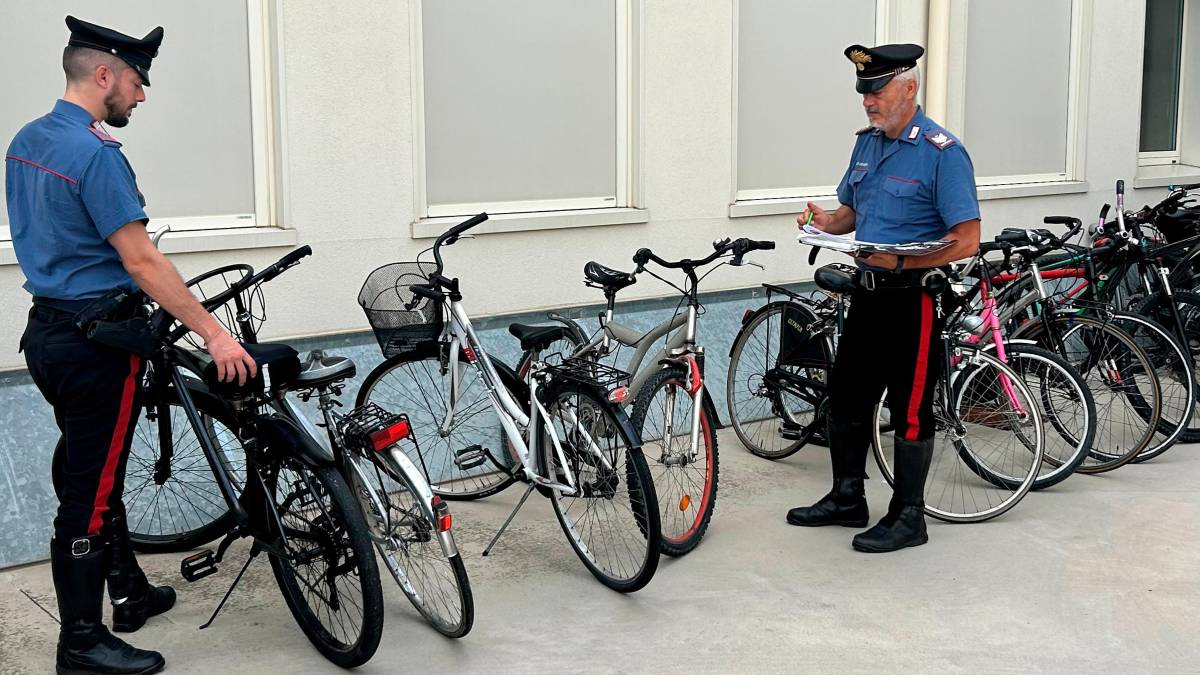 Cesena, il ladro seriale di bici ha 70 anni: in casa ne nascondeva 16