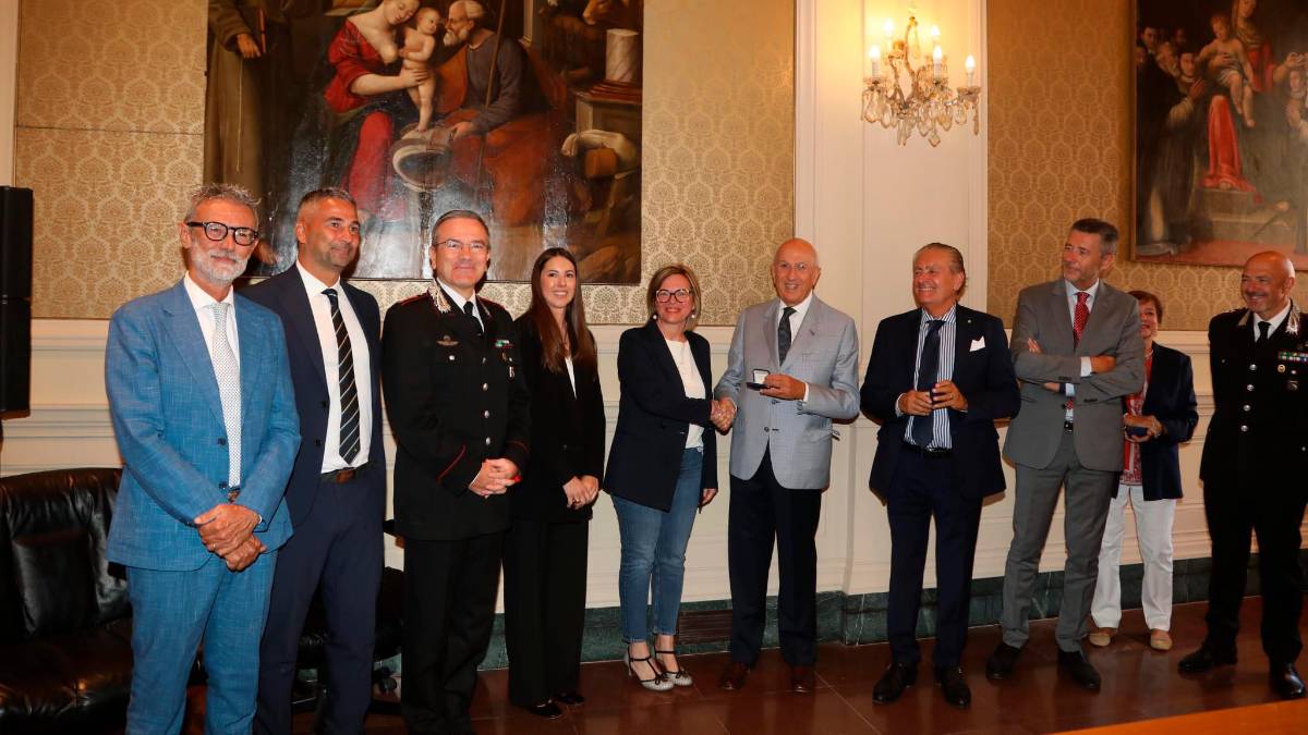 Il presidente della Cassa Antonio Patuelli, il direttore generale Nicola Sbrizzi ed il Colonnello Andrea Lachi premiano Vera Vincenzi e Virginia Gasperini per la truffa sventata all’Agenzia 12 della Cassa di Ravenna in via Galilei 37