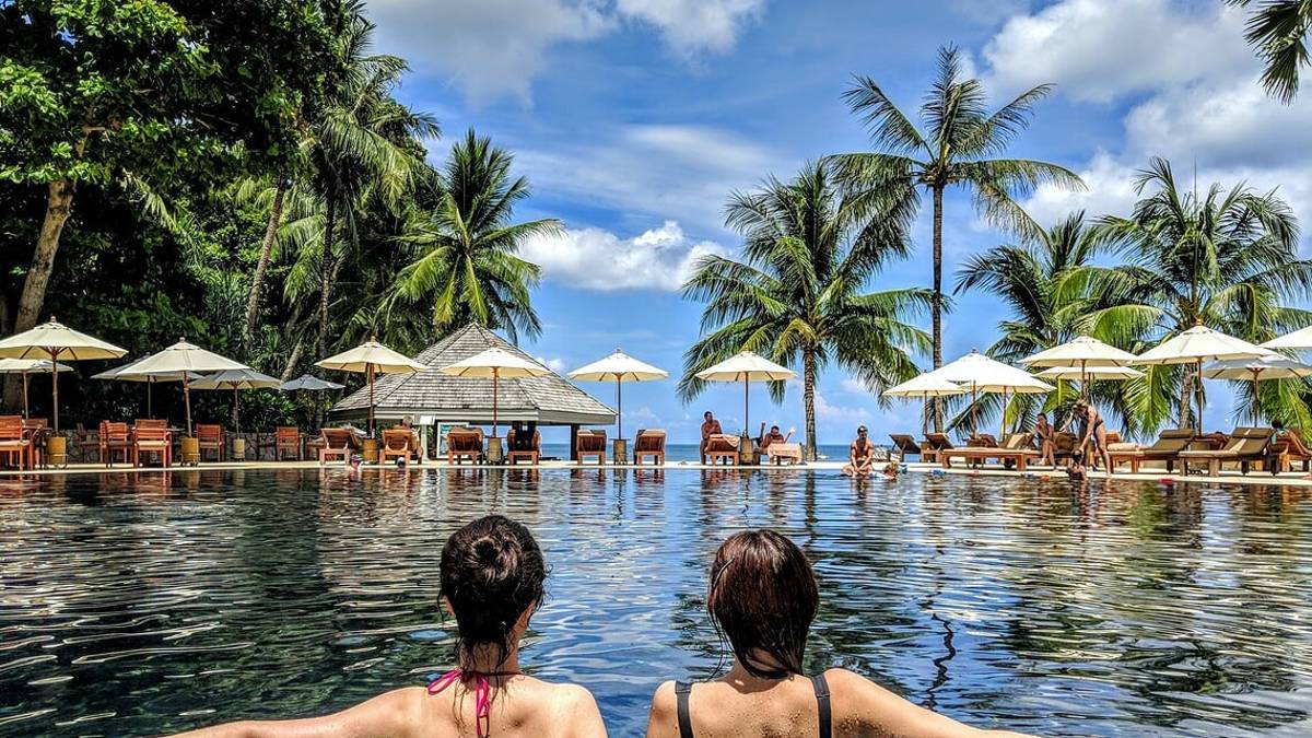 Vaccini, da lunedì le prenotazioni per i lavoratori del turismo e per i giovani