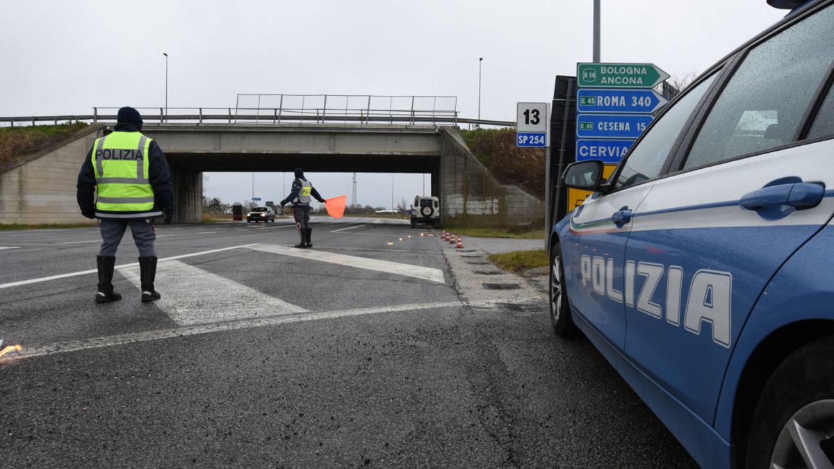 Trasporta sostanze infiammabili in E45 con estintori scaduti: camionista nei guai