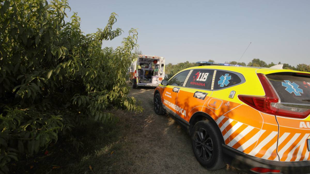 Ravenna, agricoltore sbalzato dal trattore e trascinato per metri