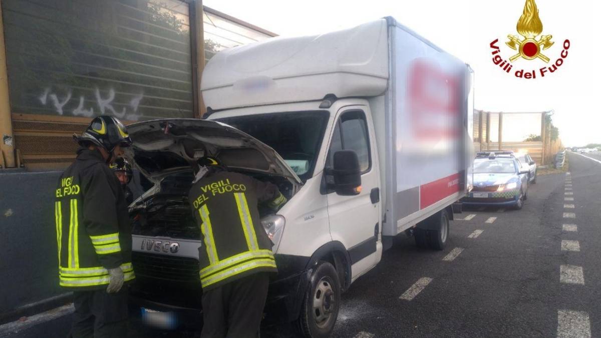 Furgone a fuoco in A14 a ridosso del casello di Cesena