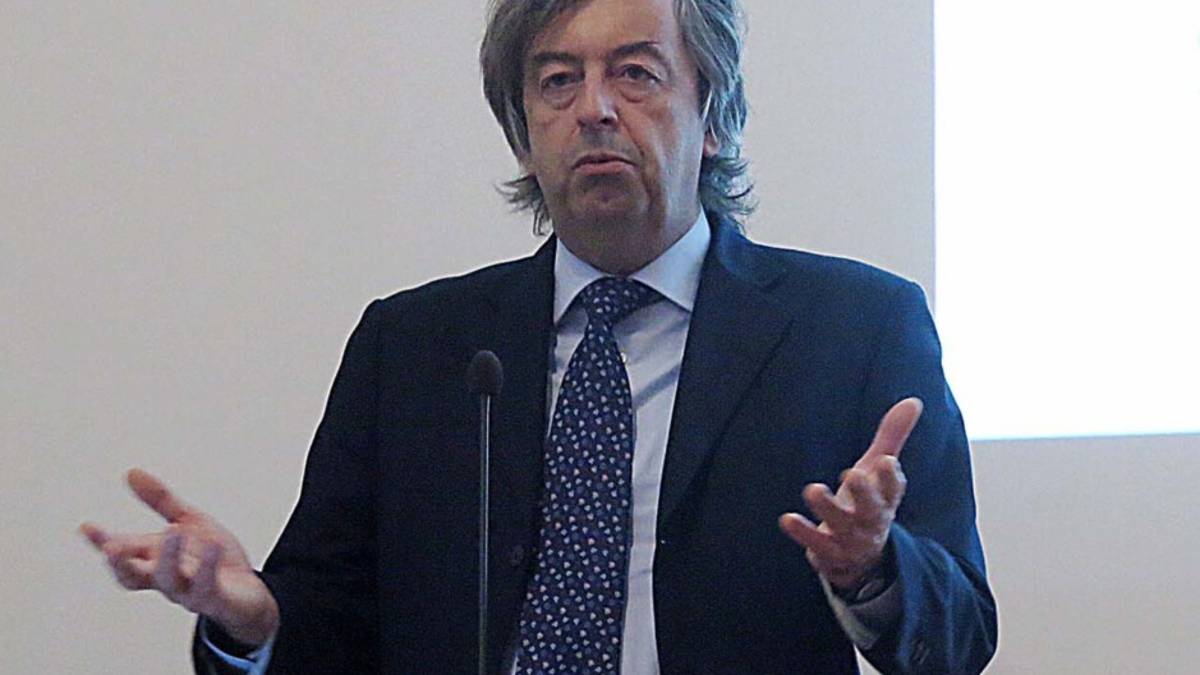 Burioni chiude le vacanze dopo le minacce: A Rimini tutto bene