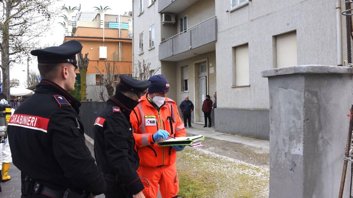 Rimini, anziana trovata in casa morta da giorni