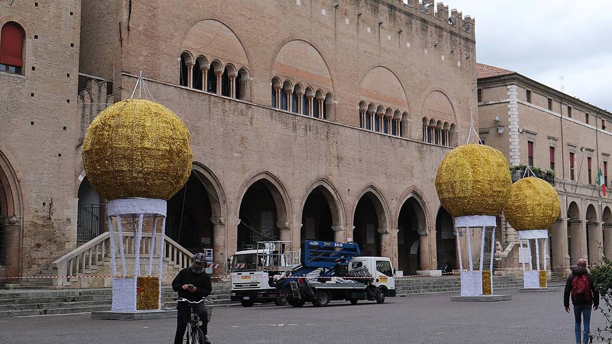 Mongolfiere, mangiafuoco e amazzoni: a Rimini il Natale felliniano