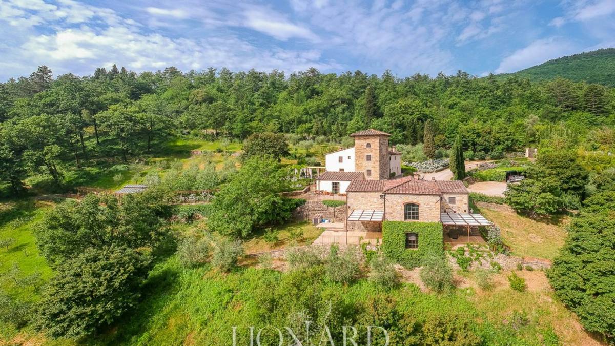Venduta la storica casa colonica di Dante: qui potrebbe aver visto per la prima volta Beatrice