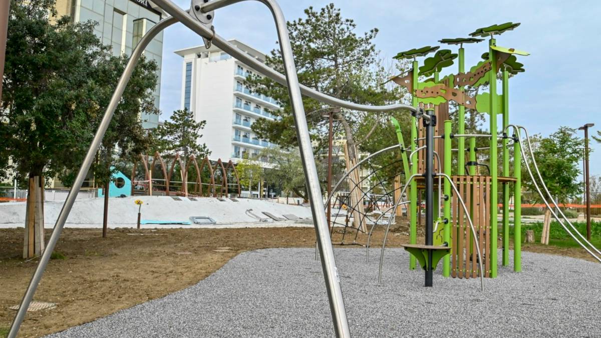 Rimini, scivoli e sardine luminose nell'area gioco del lungomare Tintori