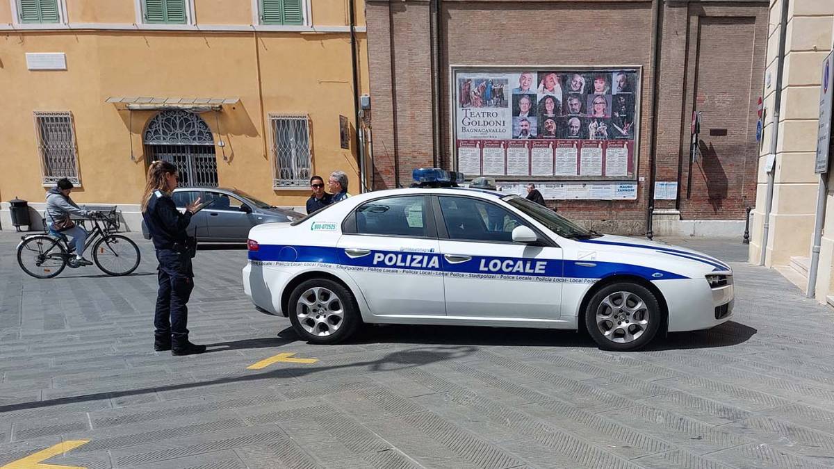 Bagnacavallo. Furto d'auto in centro: in un'ora gli agenti trovano auto e ladro