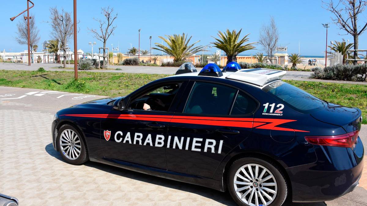 Rimini, violenta aggressione con coltelli in spiaggia a Ferragosto: scoperti i responsabili