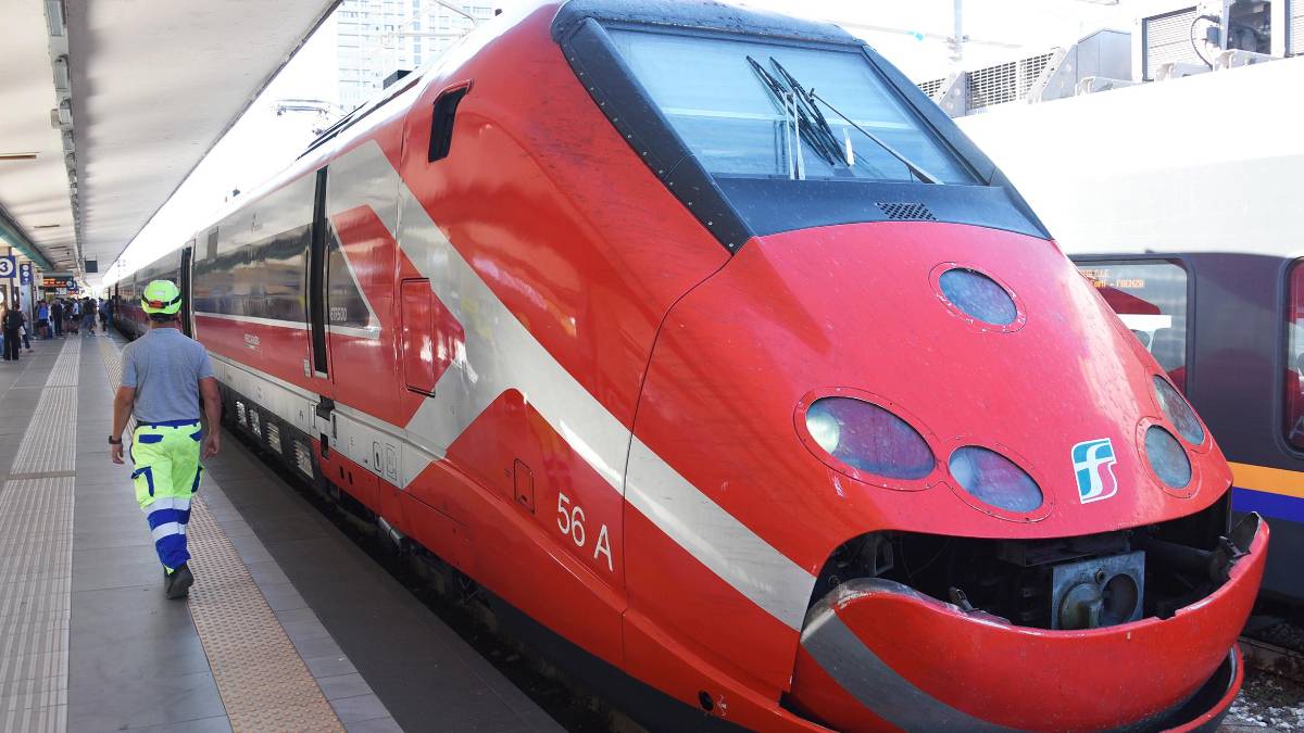 Rimini, paura in stazione: urta il treno in arrivo e rimbalza sulla banchina, è gravissimo FOTOGALLERY