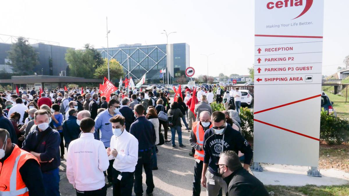 Imola, Cefla nuovo sciopero dei lavoratori della coop VIDEO