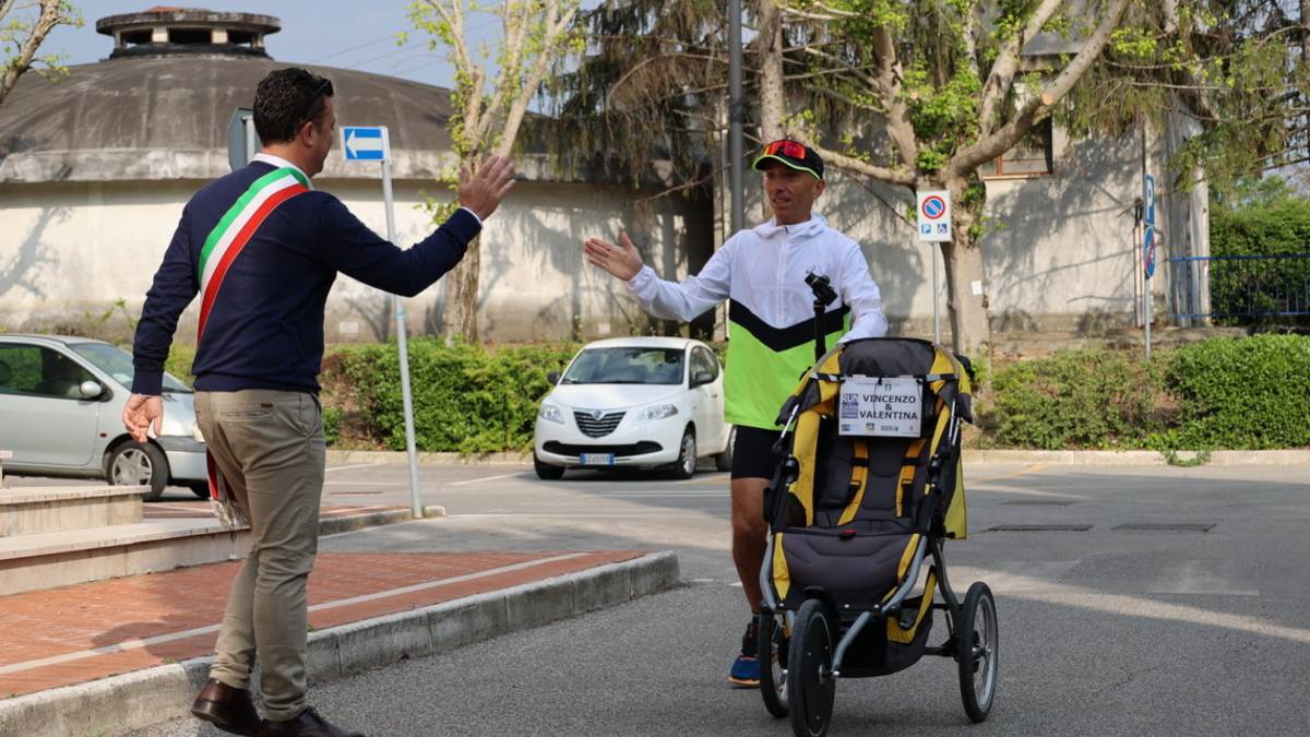 690 chilometri spingendo la carrozzina della figlia malata: l'omaggio di Misano
