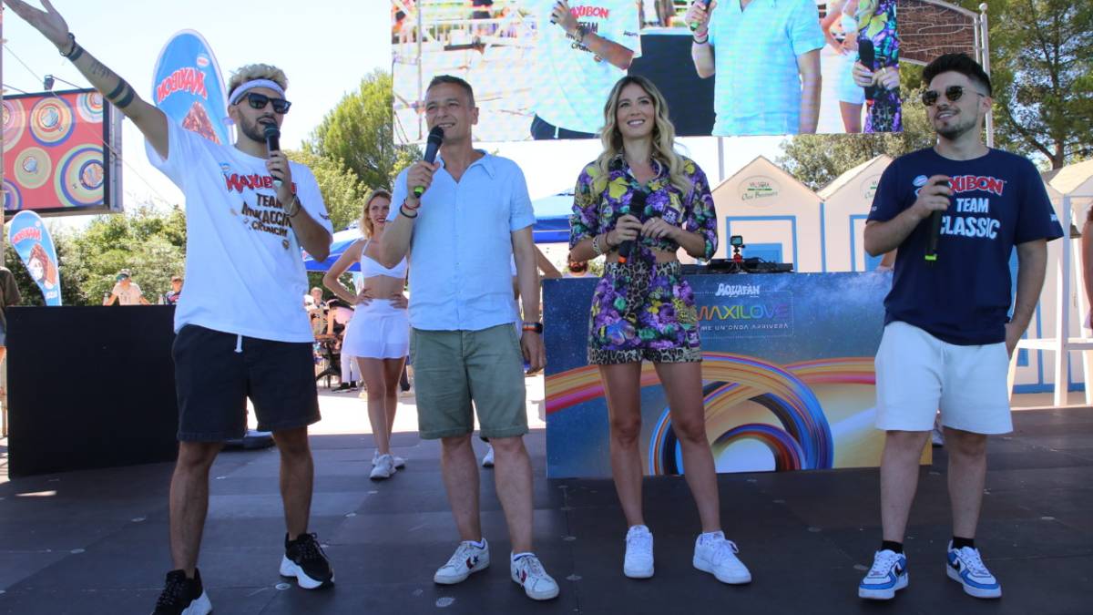 Diletta Leotta, bagno di folla all'Aquafan tra selfie e autografi - VIDEO GALLERY