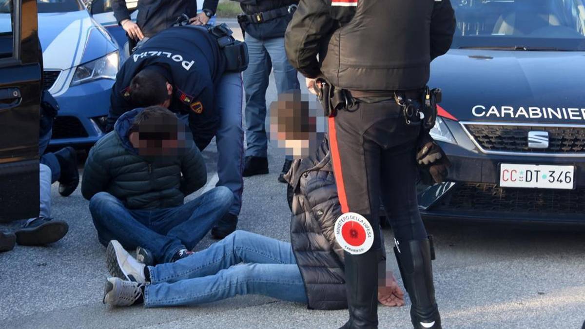 Rimini, spedizione punitiva in un bar. Cliente pestato, 5 denunciati