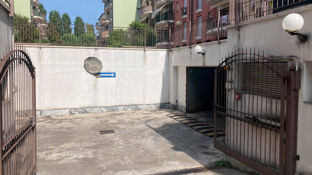 L’accesso che porta al garage in cui è stata ammazzata Pierina