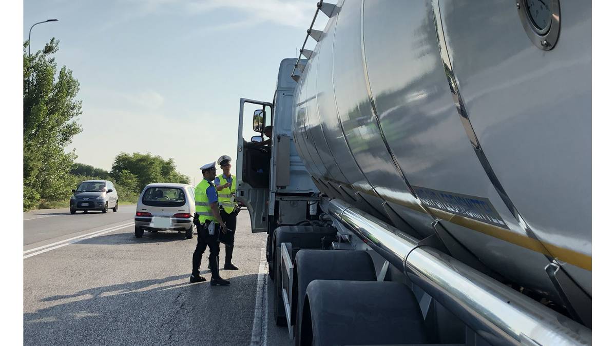 Ravenna, tir senza permesso nelle vie cittadine: piovono le multe