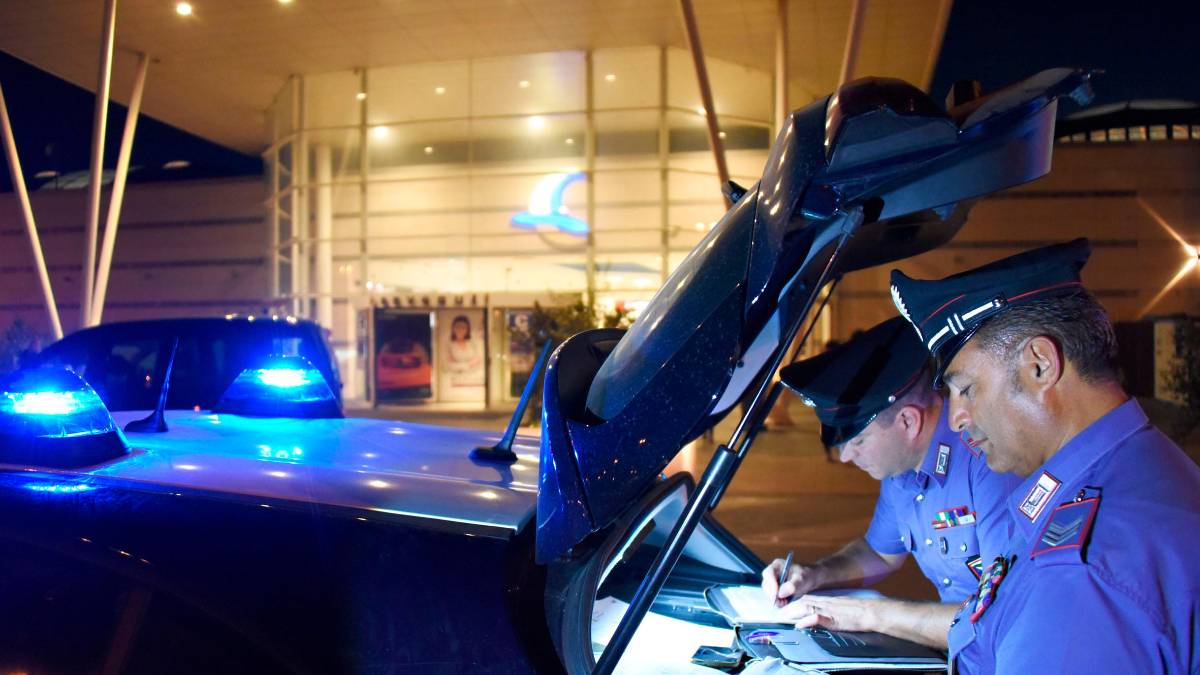Rimini, cammina tenendo in braccio il registratore di cassa appena rubato: arrestato dai Carabiinieri