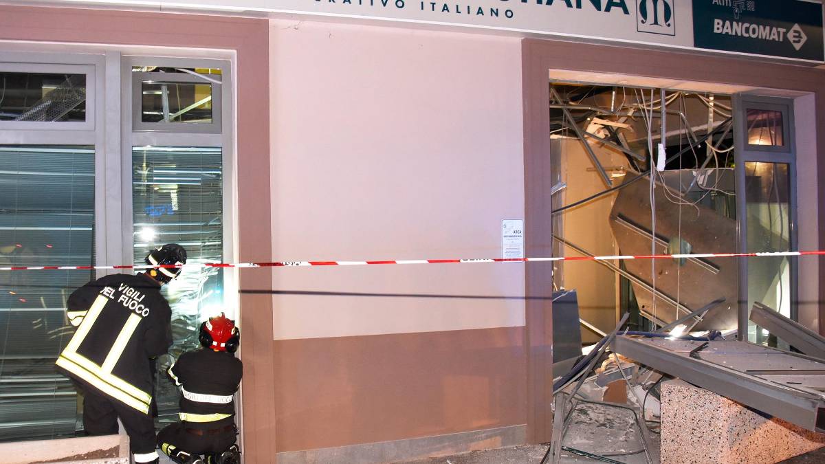 Rimini, commando in azione con esplosivo all’alba a Villa Verucchio: assaltata la banca, chiodi sparsi per fermare le forze dell’ordine
