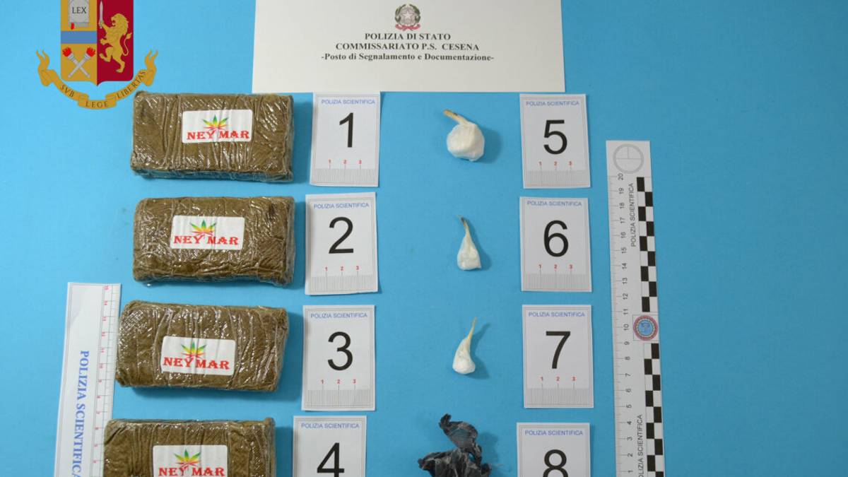 Botte e droga: coppia arrestata in strada a Cesena