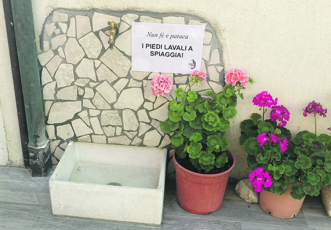 Rimini, la pensione ai villeggianti: I piedi lavateli in spiaggia