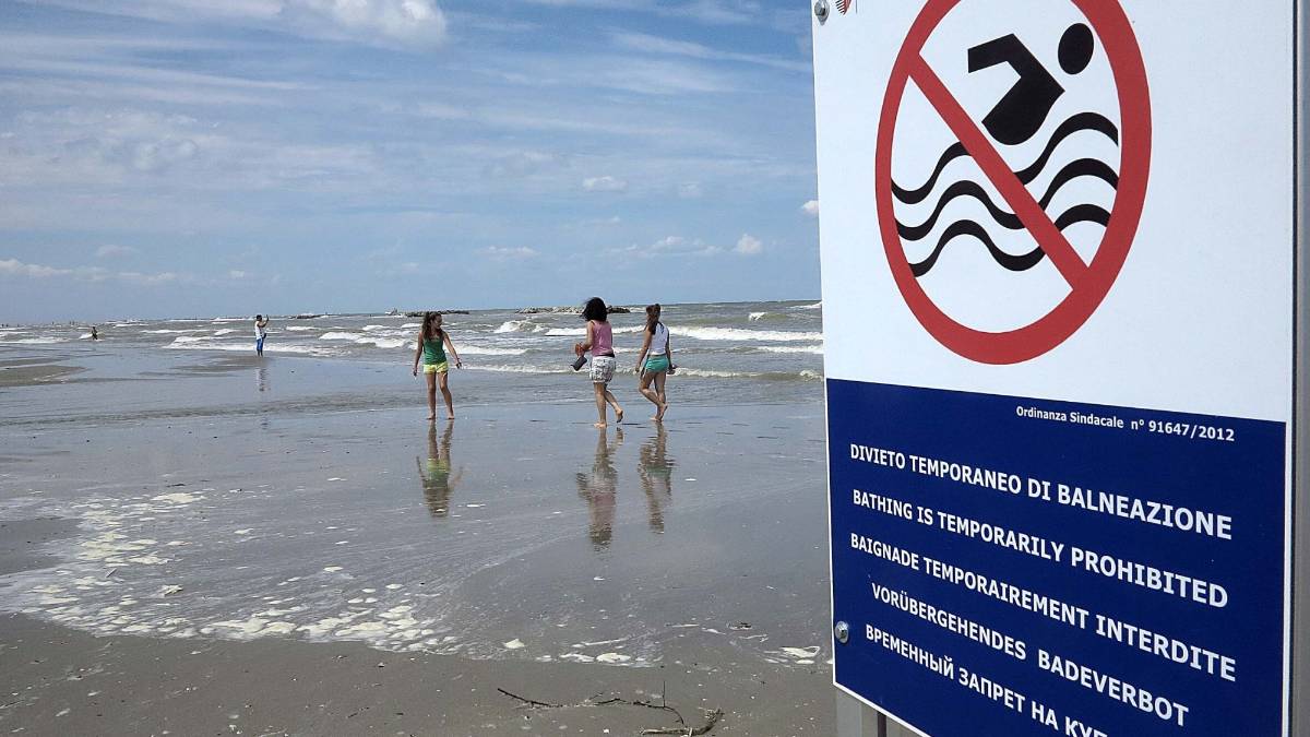 Batteri in mare, divieti di balneazione a Rimini e nel Cesenate