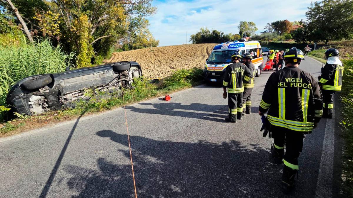 Coriano, si ribalta con l’auto a pochi metri dal canale