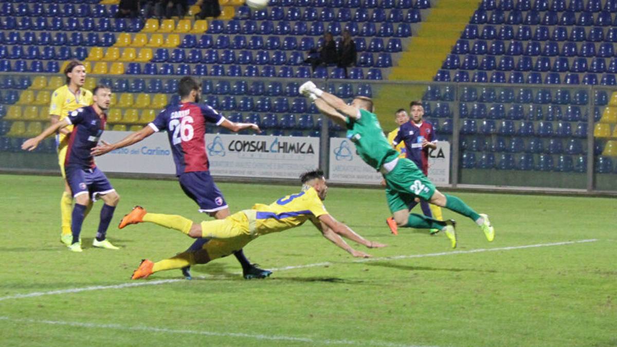 Calcio C, Rossi prende gol da Gagno da 80 metri: l'Imolese ko a Modena al 91'
