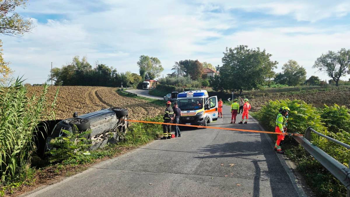 Coriano, si ribalta con l’auto a pochi metri dal canale