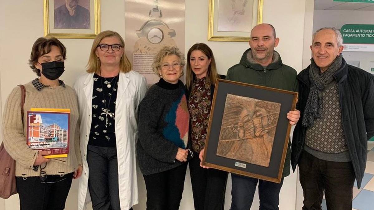 Da Famija Arciunesa un bassorilievo all'Ospedale Ceccarini di Riccione