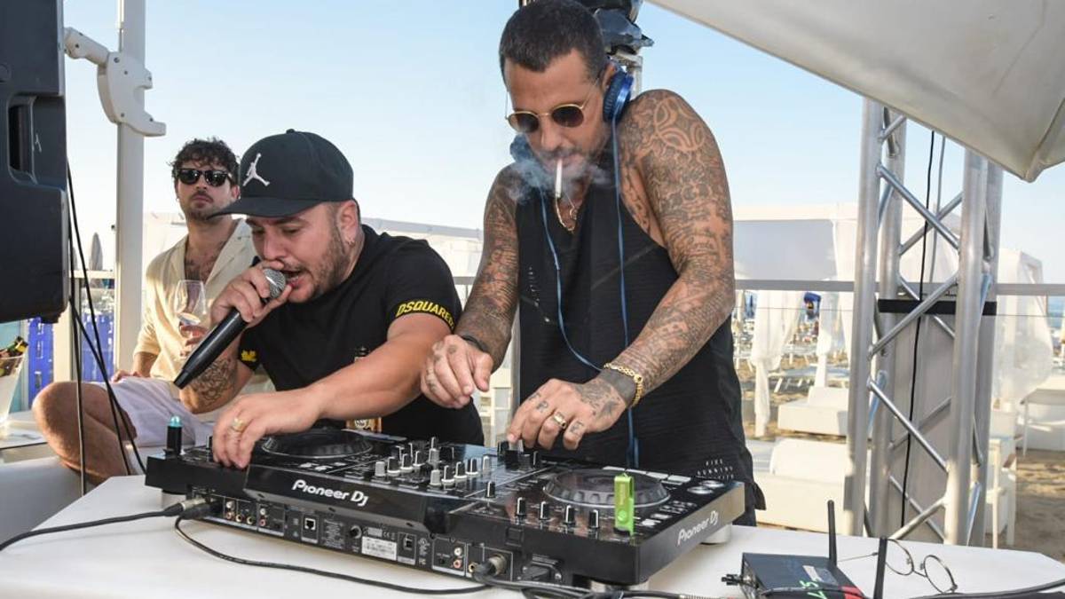 Fabrizio Corona si concede un dj set a Riccione e a Cervia