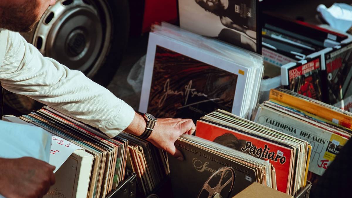 Forlì, sabato in piazza Saffi torna il mercatino dell'antiquariato