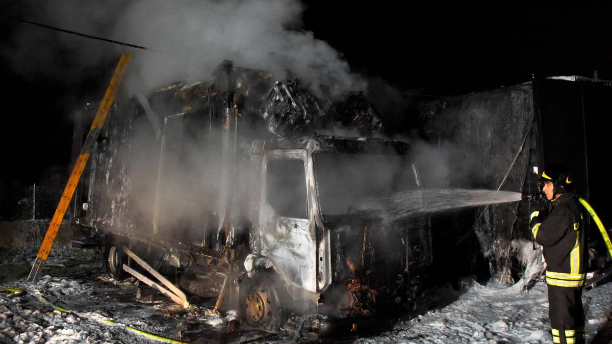 Rimini, incendio nella notte: camion a fuoco in via Verenin Grazia VIDEO GALLERY