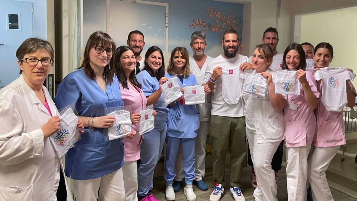 Cesena. Donati 50 body per i neonati del reparto Ostetricia di Cesena