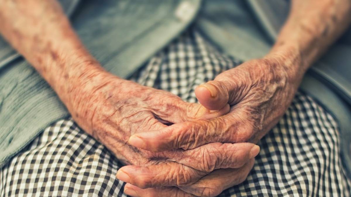 Rimini, accende il camino con un giornale: nonnina distrugge la casa