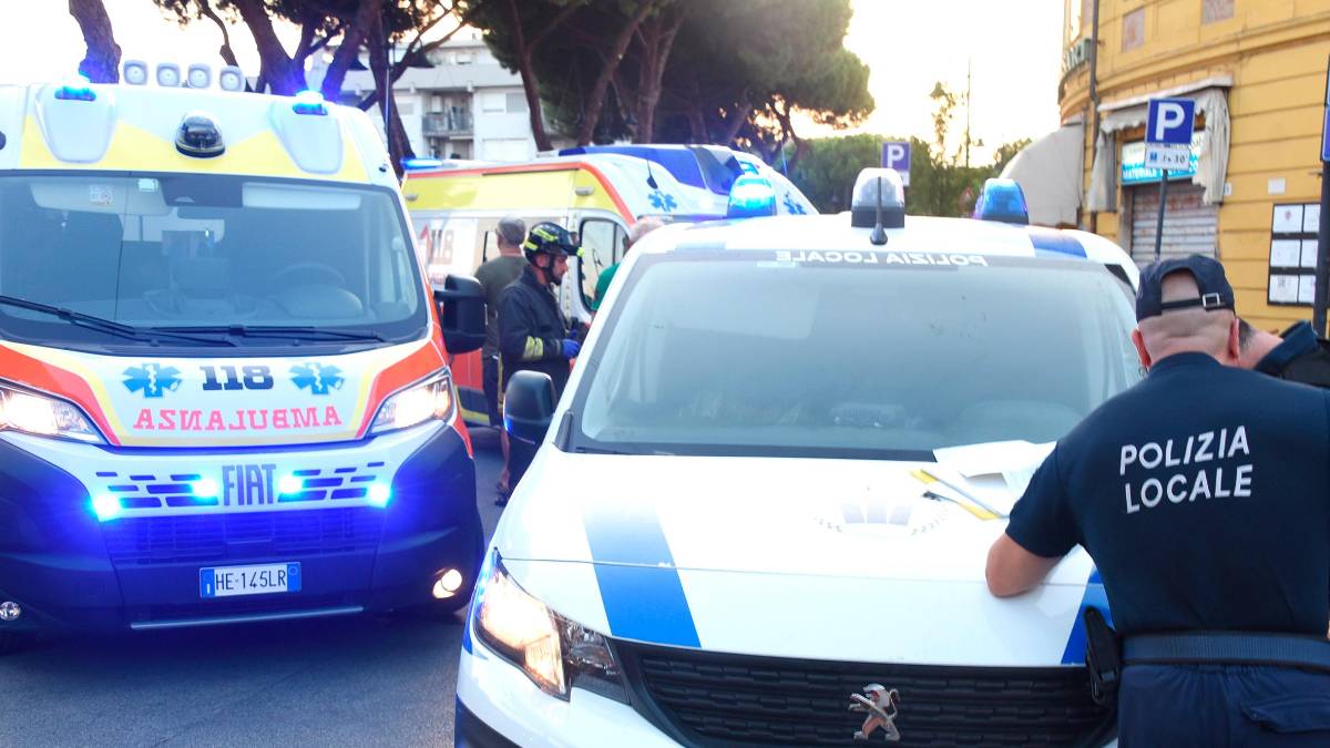 Rimini, si schianta contro tre auto nel Borgo San Giuliano: 5 persone ferite VIDEO GALLERY