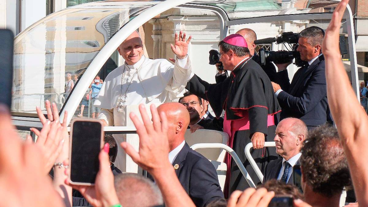 Rimini, Papamobile con vista mare: il passaggio di Leone XIV al Parco del Mare tra i turisti VIDEO