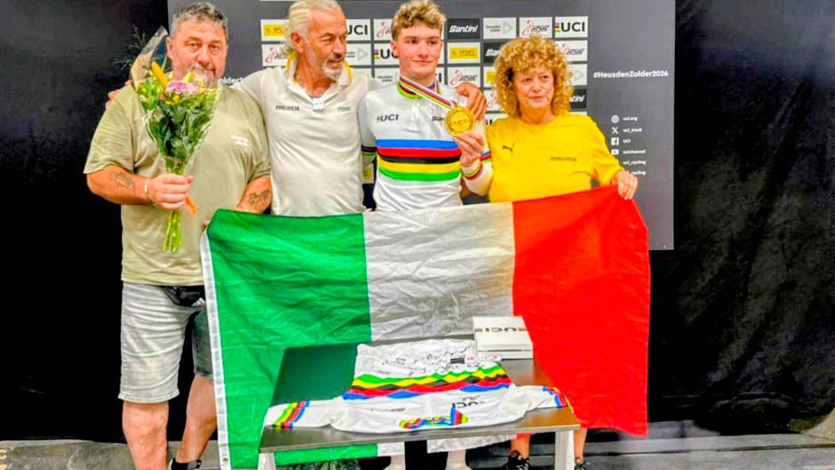 In alto Matteo Ghirelli festeggia la medaglia d’oro col padre e la presidente della Forlivese, Annarosa Tardozzi