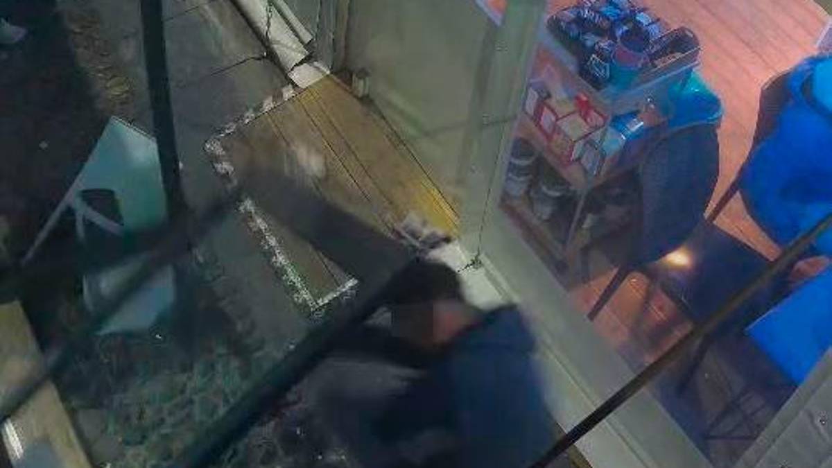 Lugo, panico al Pavaglione: “Niente alcol, sei già ubriaco”. E lui sfascia il bar per vendicarsi