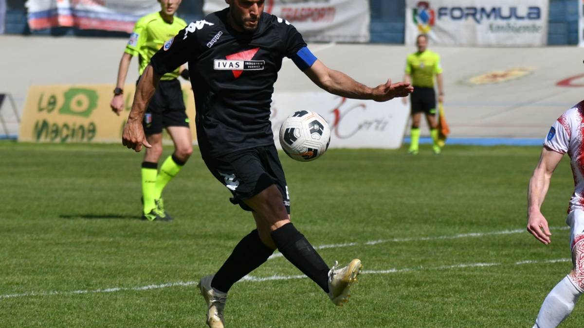 Calcio D, La Sammaurese perde la sua bandiera: Scarponi lascia i giallorossi dopo 10 stagioni